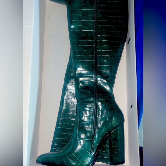 Shoes - Green boots never worn from fashion nova size 10